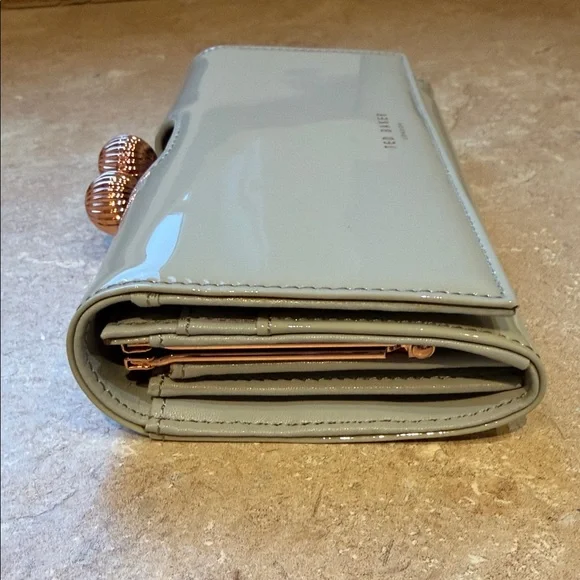 Ted Baker Mint beautiful light grey Wallet with RoseGold Accents - Picture 3 of 12